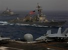 Skupina plavidel kolem americkch letadlovch lod USS Abraham Lincoln (CVN 72)...