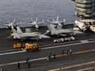 Americk letadlov lod USS Abraham Lincoln (CVN 72) a USS John C. Stennis (CVN...