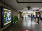 Světelné reklamní panely ve stanici pražského metra Staroměstská, které...
