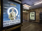 Svtelné reklamní panely ve stanici praského metra Staromstská, které...