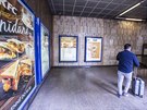 Svtelné reklamní panely ve stanici praského metra Staromstská, které...