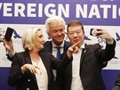 Zleva pedsedkyn francouzského Národního sdruení Marine Le Penová, pedseda...
