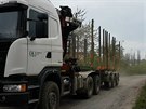 Kamiony se devem devastují silnice v Okíkách