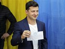 Volodymyr Zelenskyj ukazuje novinám svj hlasovací lístek.