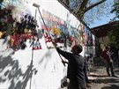 Pemalovávání Lennonovy zdi v Praze na Kamp