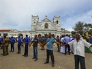 Srílantí vojáci hlídají kostel svatého Antonína v Kolombu poté, co na nj...