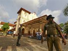 Srílantí vojáci hlídkují u kostela svatého ebestiána v Negombu, ve kterém...