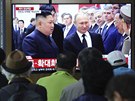 Lidé sledují zahájení summitu mezi ruským prezidentem Putinem a severokorejským...