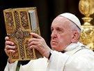 Pape Frantiek drí Bibli bhem velikononí me v bazilice svatého Petra ve...