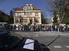 Stovky Ukrajinc pily v nedli hlasovat na konzulát v Praze ve druhém kole...