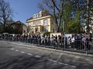 Stovky Ukrajinc pily v nedli hlasovat na konzulát v Praze ve druhém kole...