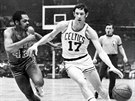 John Havlicek (vpravo) v dresu Boston Celtics. Útoí kolem Walta Hazzarda z...
