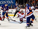 Branká Caroliny Petr Mrázek maí anci Brocka Nelsona z New York Islanders.