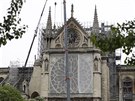 Chrám Notre-Dame, poniený poárem, zakrývají sít v rámci chystaných...