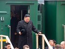 Severokorejský vdce Kim ong-un po píjezdu obrnným vlakem v ruském Chasanu...