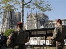 Francouzští vojáci u katedrály Notre-Dame v Paříži (19. dubna 2019)
