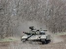 Ukrajinský tank jede donckou oblastí. (9. 4. 2019)
