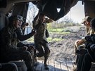 Ukrajintí vojáci v doncké oblasti u frontové linie (21. dubna 2019)