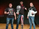 ampion Rizinu MMA zápasník Jií Procházka (uprosted). Vlevo je Jaroslav...