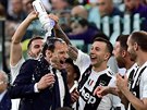 Fotbalisté Juventusu Turín a jejich trenér Massimiliano Allegri slaví osmý...