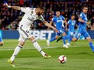 Karim Benzema z Realu Madrid stílí na branku Getafe.