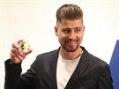 Peter Sagan ukazuje pamtní medaili.