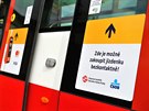 Ve v�ech tramvaj�ch v Praze lze platit za j�zdenku kartou.