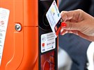 Ve v�ech tramvaj�ch v Praze lze platit za j�zdenku kartou.