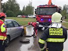 Mu� spadl do kanaliza�n� v�pusti v Pato�kov� ulici v Praze 6, kde se stav�...