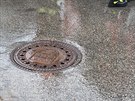 Mu� spadl do kanaliza�n� v�pusti v Pato�kov� ulici v Praze 6, kde se stav�...