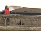 Pes ohoelou katedrálu Notre-Dame se natahuje plachta kvli pedpovdi poasí