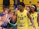 Javonte Douglas (15), T. J. Dunans (14) a dalí hrái Olomoucka slaví výhru.