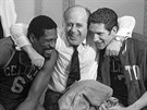 Bill Russell (vlevo) a John Havlicek (vpravo) dovedli Boston Celtics k titulu i...