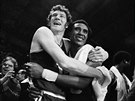 John Havlicek (vlevo) a Jo-Jo White slaví v roce 1974 titul NBA pro Boston.