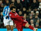 Mohamed Salah (vpravo) z Liverpoolu stílí proti Huddersfieldu.