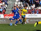 Olomoucký kapitán David Houska (v modrém) pálí v duelu s Teplicemi