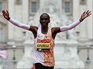 Keský bec Eliud Kipchoge slaví triumf v Londýnském maratonu.
