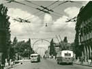 Pohled z Mostecké ulice k Praskému mostu s dvojicí trolejbus koda 7Tr. . 57...