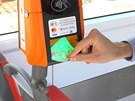 Ve vech praských tramvajích jde platit jízdenky kartou (26. dubna 2019)