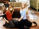 Jennifer Anistonová, Lisa Kudrowová a David Schwimmer v seriálu Pátelé (1999)