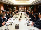 Prezident Milo Zeman s delegací se seel v Pekingu se zástupci spolenosti...