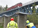 Nov� �elezni�n� most p�es p�ehradu Hracholusky na Plze�sku pro�el 27. dubna...