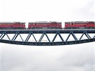 Nový železniční most přes přehradu Hracholusky na Plzeňsku prošel 27. dubna...