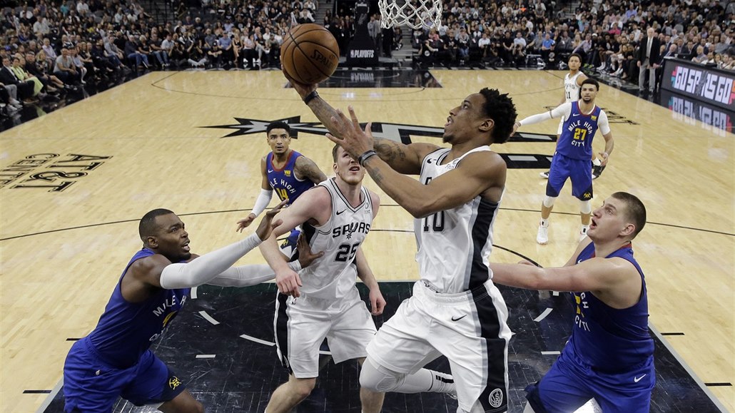 DeMar DeRozan ze San Antonia ú�aduje pod ko�em Denveru.