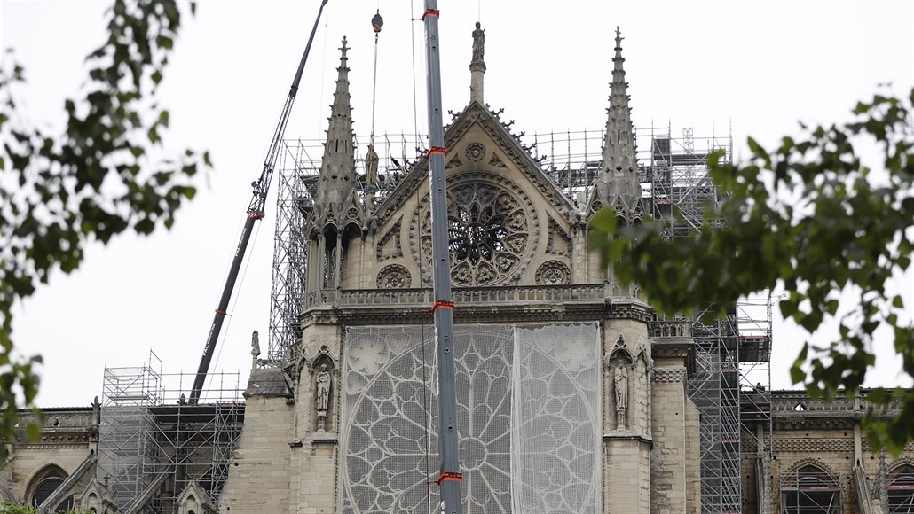 Notre-Dame je opět v ohrožení - kvůli lijákům. Natahují na ni plachtu -  iDNES.cz