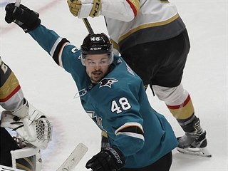 Marc-Andre Fleury v brance Vegas je překonán, radují se Timo Meier (vlevo) a...