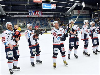 Chomutovští hokejisté se loučí s fanoušky po posledním barážovém duelu.
