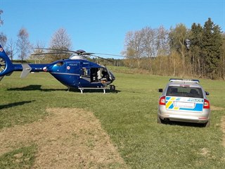 Policisté na Železnobrodsku pátrali po mladé ženě (19. dubna 2019).