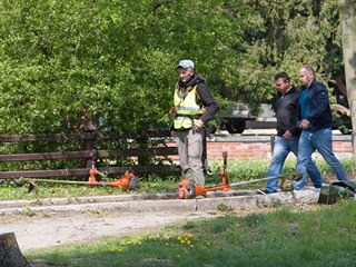Nezvykle teplý a suchý duben už vyhnal na liberecké trávníky sekáče s...