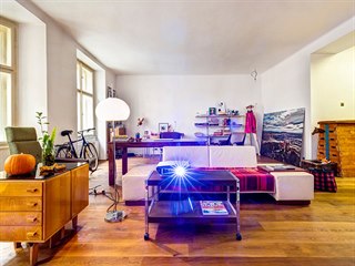V obývacím pokoji je dost prostoru pro unikátní designový nábytek, ale i školní...